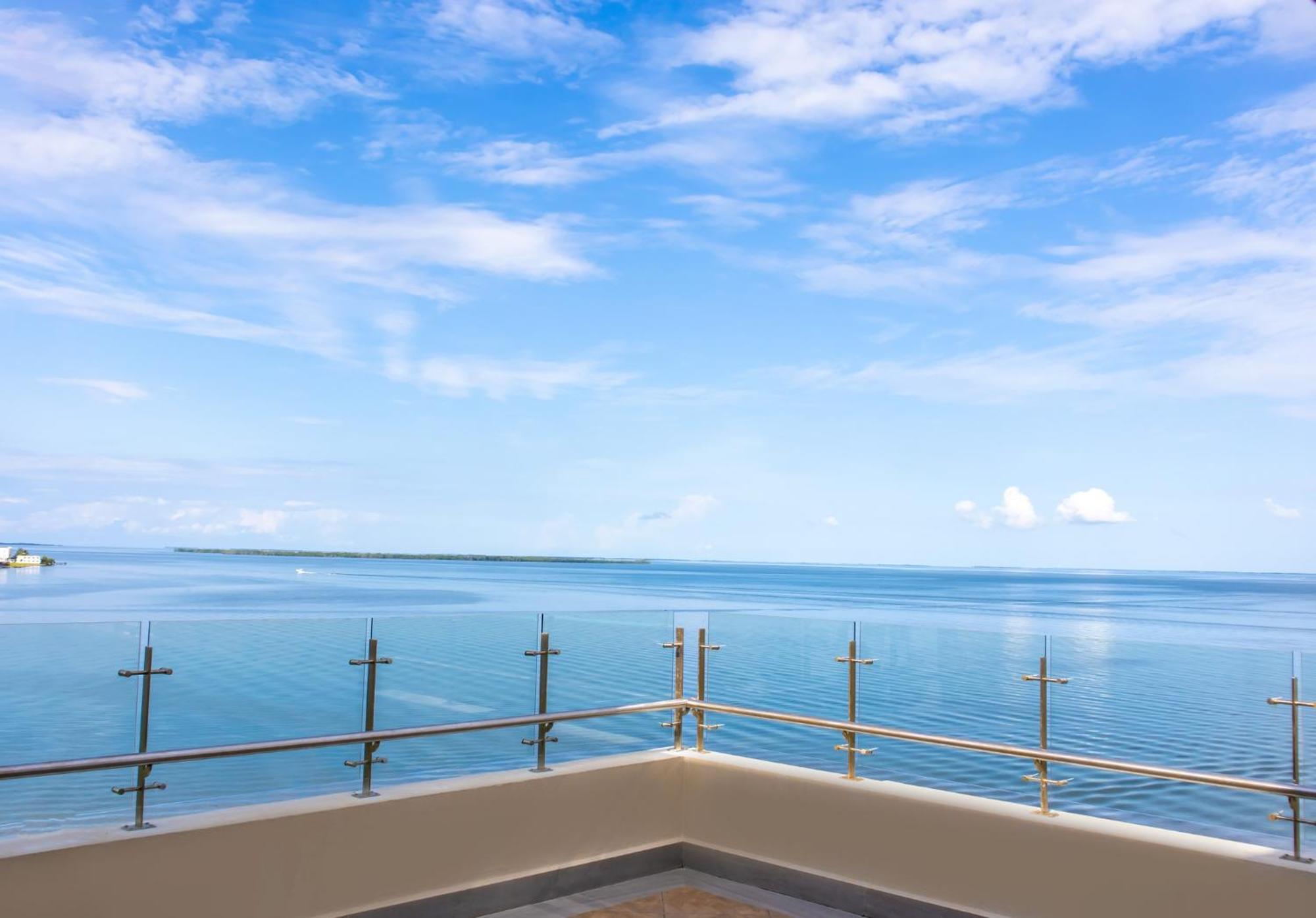 Golden Bay Belize Hotel ベリーズシティ エクステリア 写真